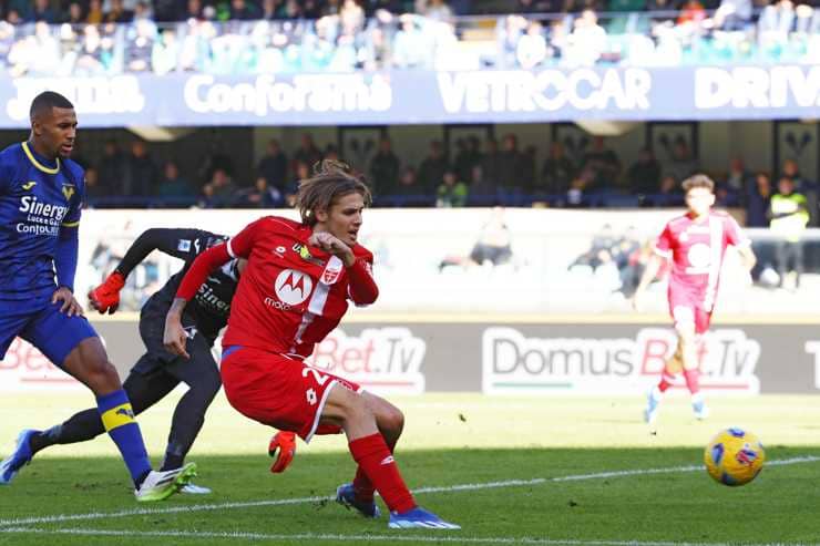 Andrea Colpani in campo con la maglia del Monza - Foto ANSA - Interdipendenza.net