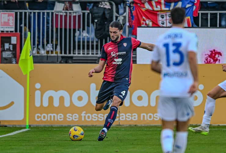 Alberto Dossena in campo con la maglia del Cagliari - Foto Lapresse - Interdipendenza.net