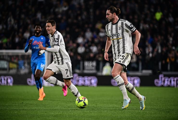 Federico Chiesa ed Adrien Rabiot in campo con la maglia della Juventus - Foto Lapresse - Interdipendenza.net