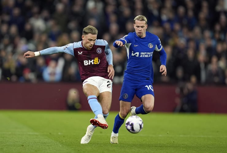 Matty Cash in campo con la maglia dell'Aston Villa - Foto ANSA - Interdipendenza.net