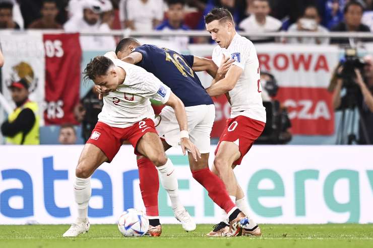 Matty Cash in campo con la maglia della Nazionale polacca - foto LaPresse - Interdipendenza.com