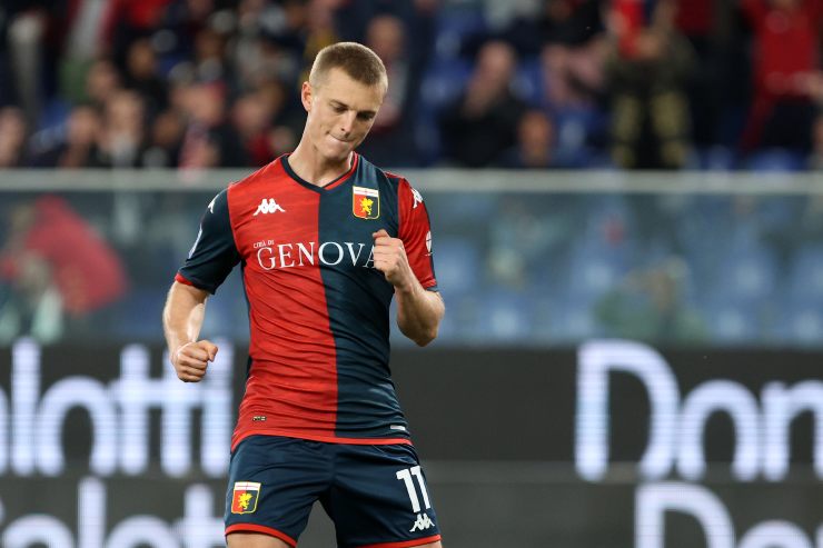 Albert Gudmundsson in campo con la maglia del Genoa - foto LaPresse - Interdipendenza.net