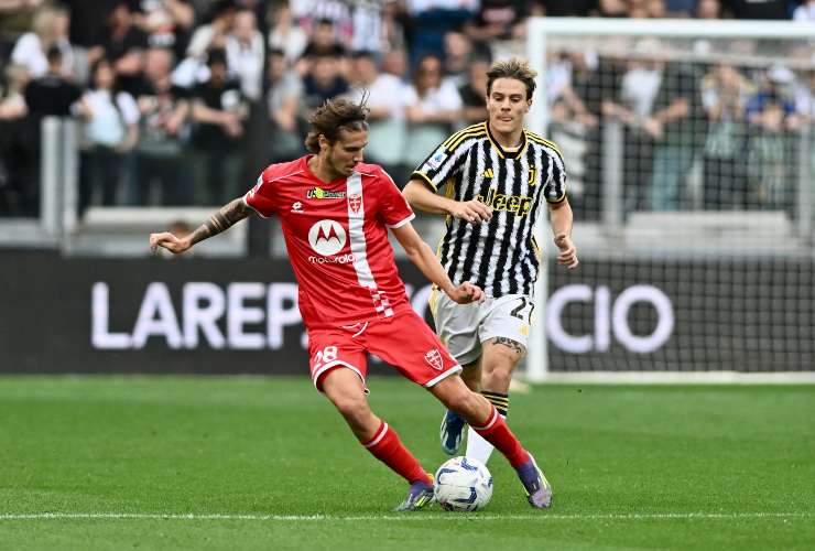 Andrea Colpani ostacolato in campo da Fagioli della Juve - foto LaPresse - Interdipendenza.net