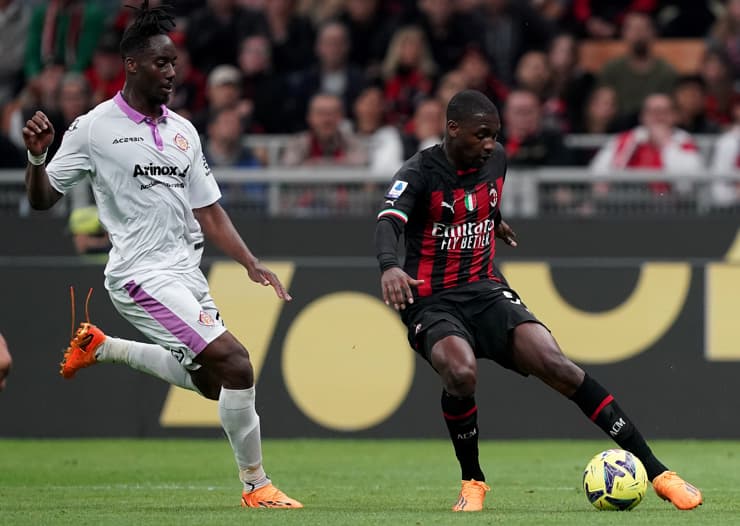 Ballo Tourè in campo con la maglia del Milan - Foto Lapresse - Interdipendenza.net