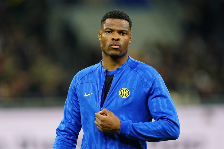 Denzel Dumfries prima di entrare in campo con l'Inter - foto LaPresse - Interdipendenza.net