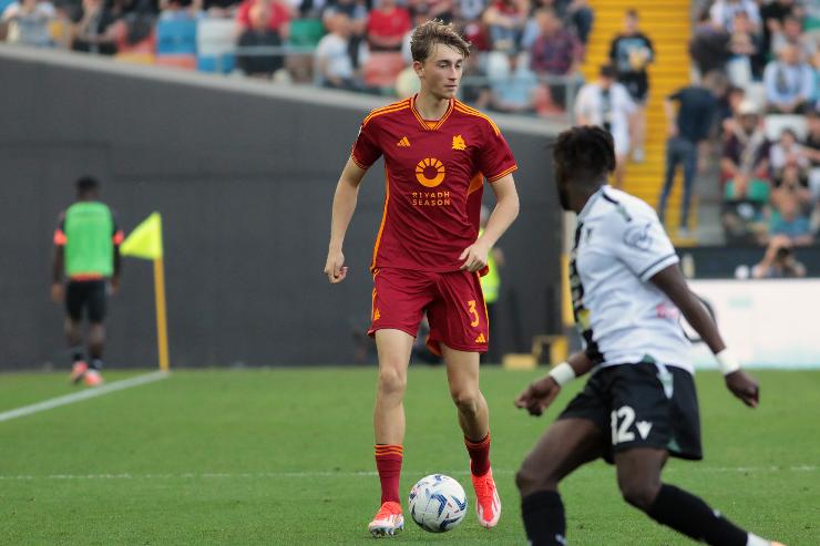 Huijsen in campo con la maglia della Roma - foto LaPresse - Interdipendenza.com