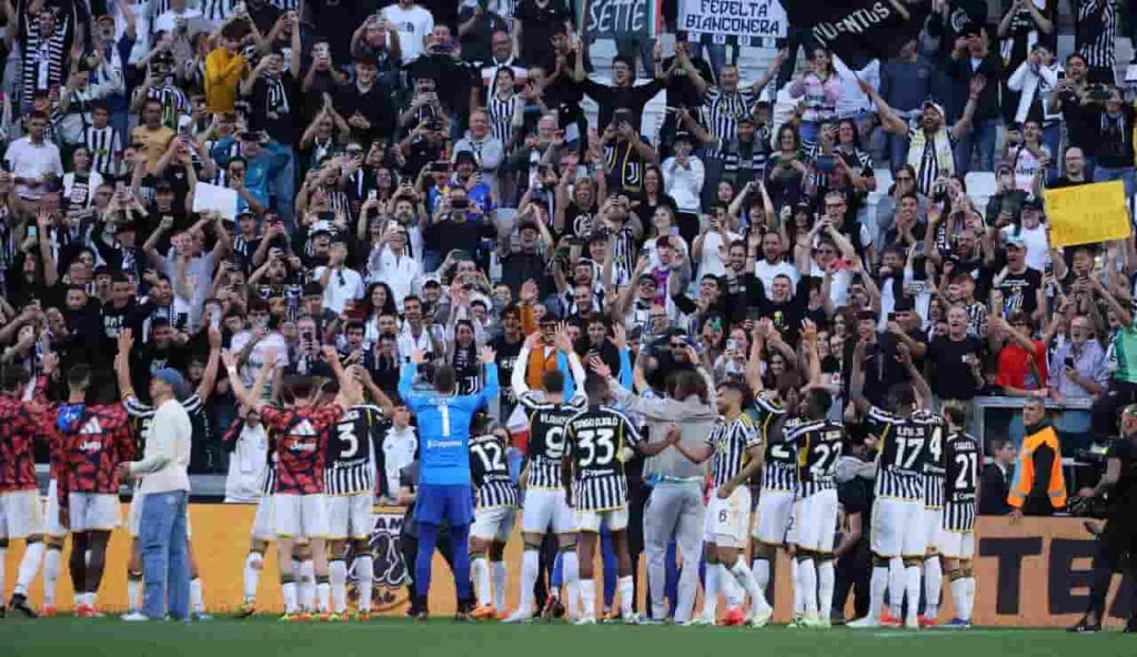 I giocatori della Juventus salutano i tifosi - Foto Lapresse - Dotsport.it