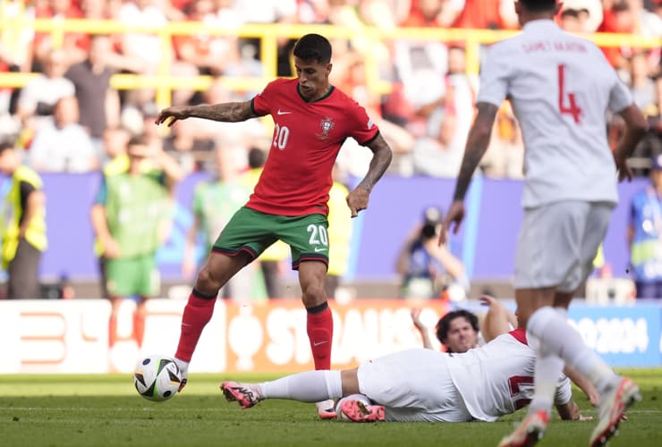 Joao Cancelo in campo con la maglia del Portogallo - Foto Lapresse - Interdipendenza.net