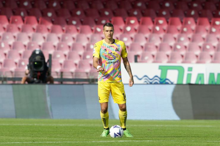 Kiwior in campo con la seconda maglia dello Spezia - foto LaPresse - Interdipendenza.com