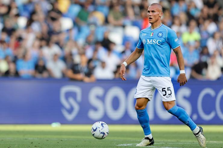 Ostigard in campo con la maglia del Napoli - foto LaPresse - Interdipendenza.net