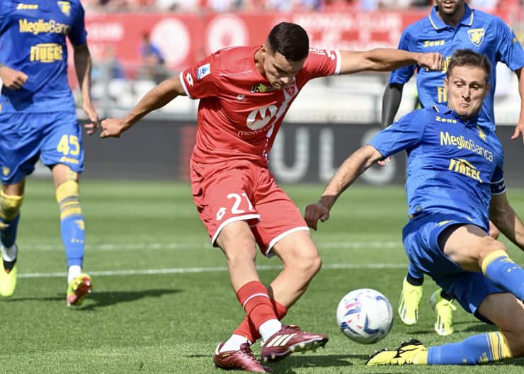 Valentin Carboni in campo con la maglia del Monza - Foto Lapresse - Interdipendenza.net