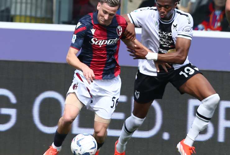 Alexis Saelemaekers in campo con la maglia del Bologna - foto LaPresse - Interdipendenza.net