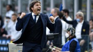 Antonio Conte esulta e sorride dopo un grande successo in campo - foto LaPresse - Interdipendenza.net