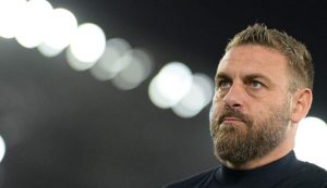 Daniele De Rossi con uno sguardo attento e perplesso – foto LaPresse JMania.it - Interdipendenza.net