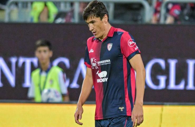 Eldor Shomurodov del Cagliari durante la partita di Serie A contro il Milan. 27 settembre 2023 (© LaPresse) JMania.it - Interdipendenza.net