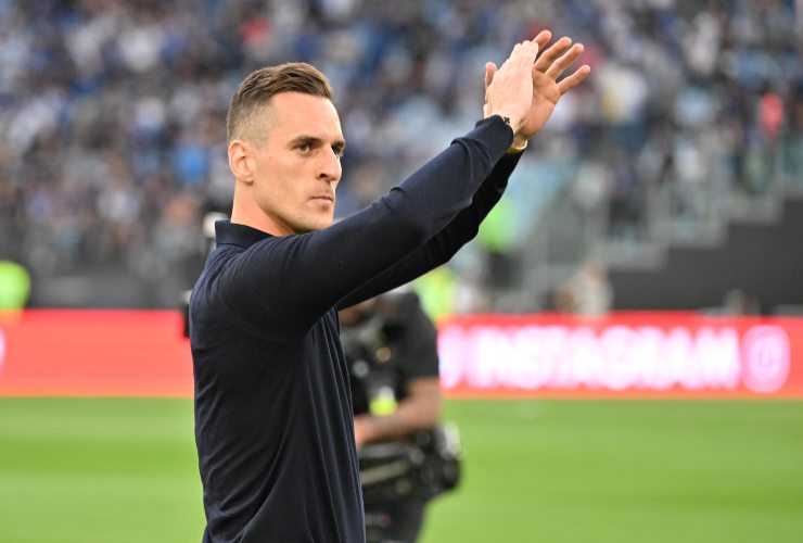 Milik in campo saluta i tifosi della Juve presenti - foto LaPresse - Interdipendenza.net