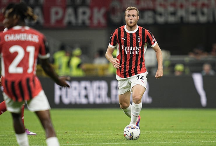 Pobega in campo con la maglia del Milan - Foto Lapresse - Interdipendenza.net