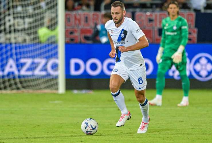 Stefan de Vrij in campo con la maglia dell'Inter pronto a dare il suo contributo - foto LaPresse JMania.it - Interdipendenza.net