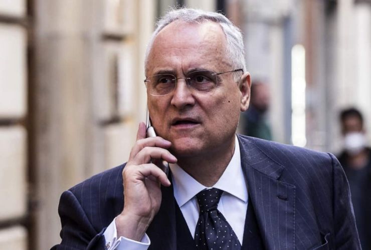 Claudio Lotito, patron della Lazio, al telefono con alcuni suoi collaboratori – foto ANSA JMania.it - Interdipendenza.net