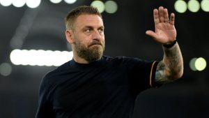 Daniele De Rossi saluta i tifosi - Foto Lapresse - Interdipendenza.net