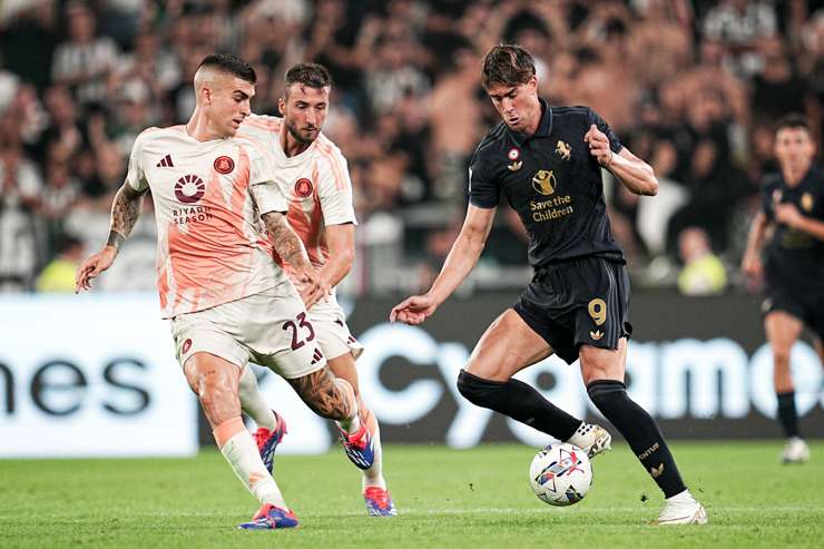 Dusan Vlahovic in campo con la maglia della Juventus - Foto Lapresse - Interdipendenza.net