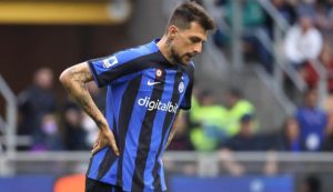 Francesco Acerbi che si tocca la schiena in campo – foto ANSA JMania.it - Interdipendenza.net