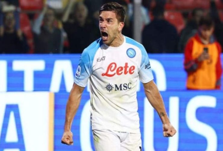 Giovanni Simeone esulta con la maglia del Napoli dopo aver segnato un gol - foto ANSA JMania.it - Interdipendenza.net