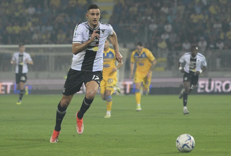 Lorenzo Lucca in campo con la maglia dell'Udinese - Foto Lapresse - Interdipendenza.net