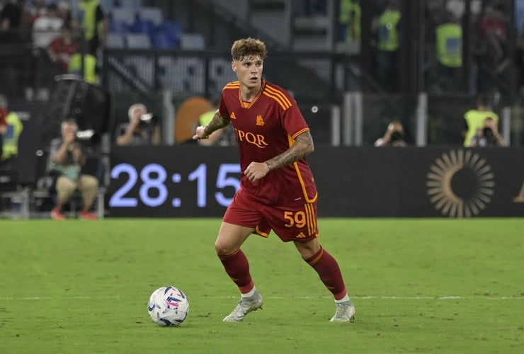 Nicola Zalewski in campo con la maglia della Roma - Foto Lapresse - Interdipendenza.net