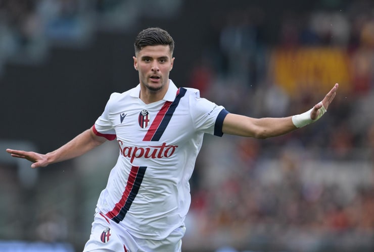 Oussama El Azzouzi in campo con la maglia del Bologna - Foto Lapresse - Interdipendenza.net