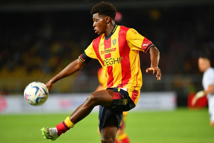 Patrick Dorgu in campo con la maglia del Lecce - Foto Lapresse - Interdipendenza.net