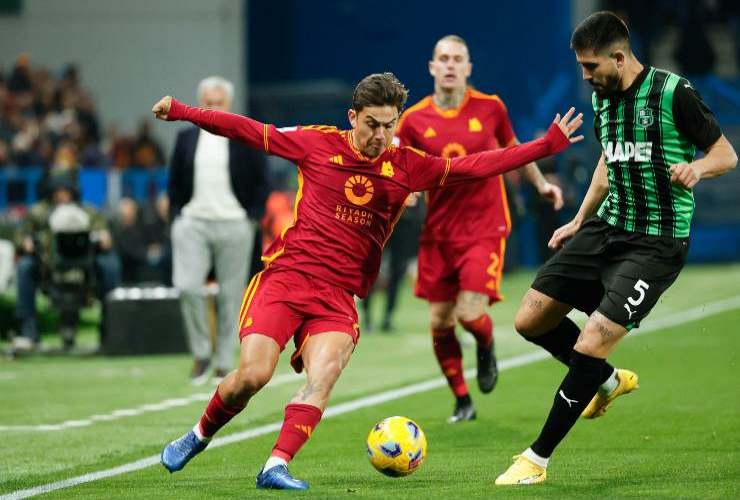 Paulo Dybala in campo con la Roma cerca di superare il suo avversario - foto ANSA - Interdipendenza.net