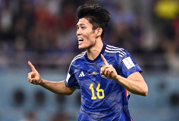 Tomiyasu in campo con la maglia della Nazionale nipponica - foto LaPresse - Interdipendenza.net