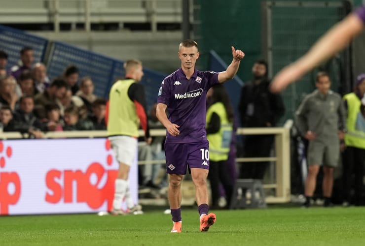 Albert Gudmundsson in campo con la maglia della Fiorentina - Foto Lapresse - Interdipendenza.net