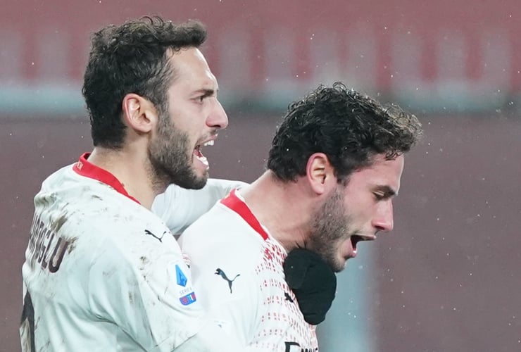 Hakan Calhanoglu e Davide Calabria ai tempi del Milan - Foto Lapresse - Interdipendenza.net