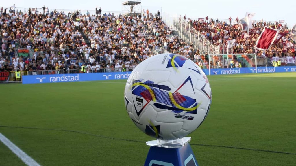 Il pallone prima dell'inizio di una gara di A - Foto Lapresse - Interdipendenza.net