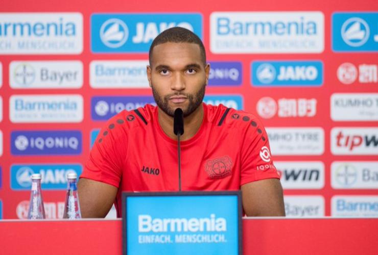 Jonathan Tah durante una conferenza stampa in Bundesliga - fonte X - Interdipendenza.net