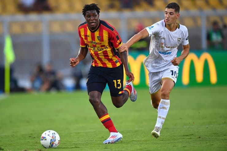 Patrick Dorgu in campo con la maglia del Lecce - Foto Lapresse - Interdipendenza.net