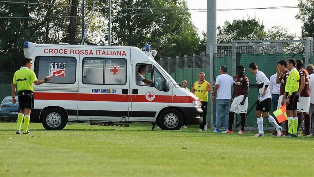 L'intervento dell'ambulanza - Foto Lapresse - Interdipendenza.net