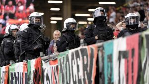 La polizia in curva - Foto Lapresse - Interdipendenza.net