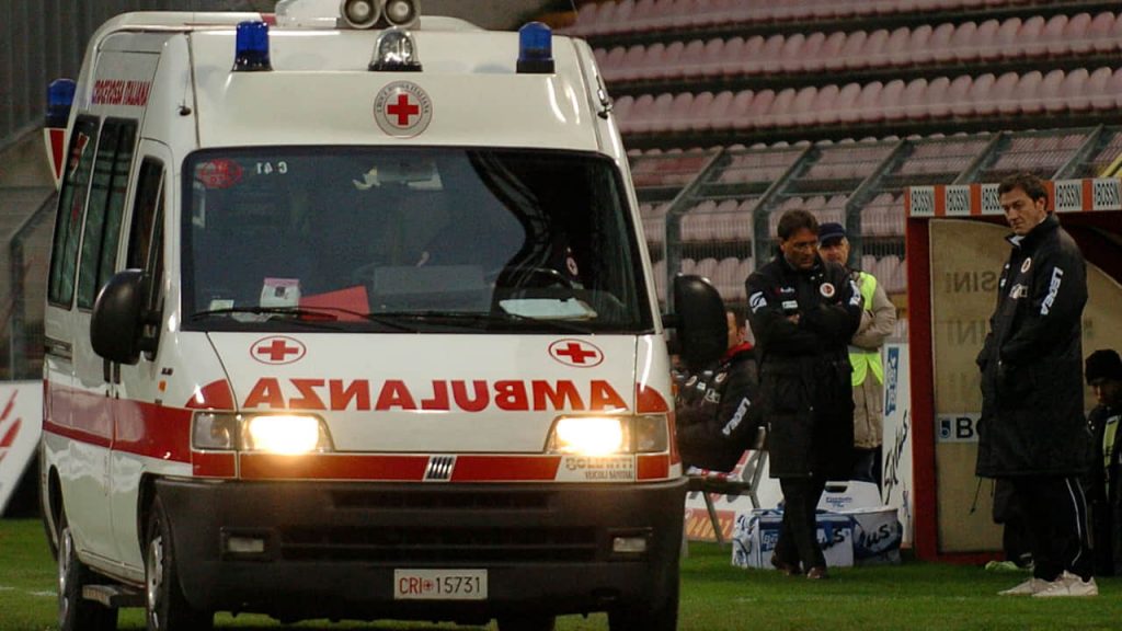 L'ambulanza in campo - Foto Lapresse - Interdipendenza.net