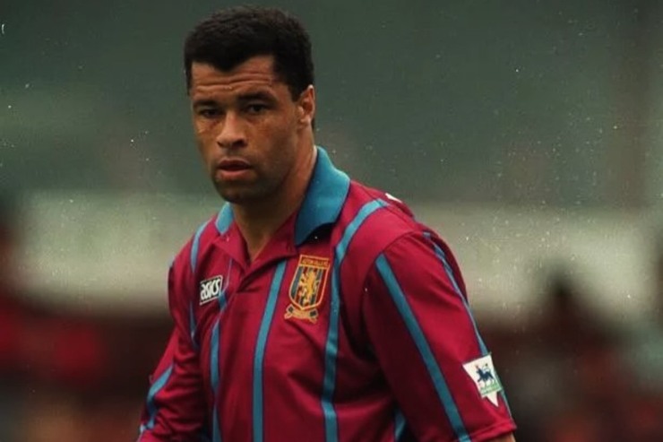 Paul McGrath con la maglia dell'Aston Villa - Foto Instagram - Interdipendenza.net