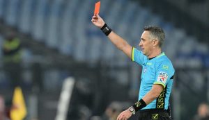 Scontro faccia a faccia con l'arbitro in serie A