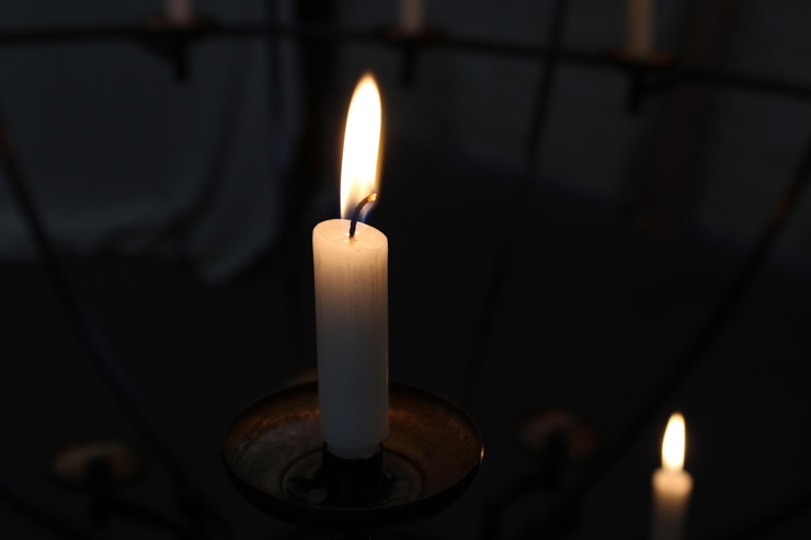 Candele accese in segno di lutto - Foto Pixabay - Interdipendenza.net