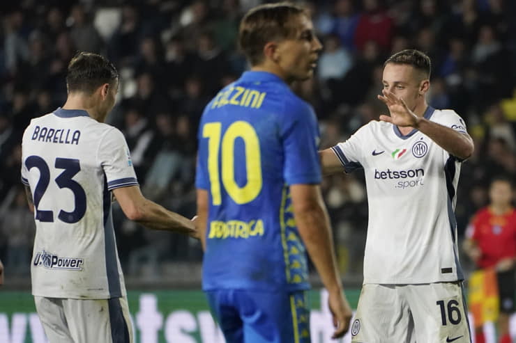 Frattesi e Barella in campo con la maglia dell'Inter - Foto Lapresse - Interdipendenza.net