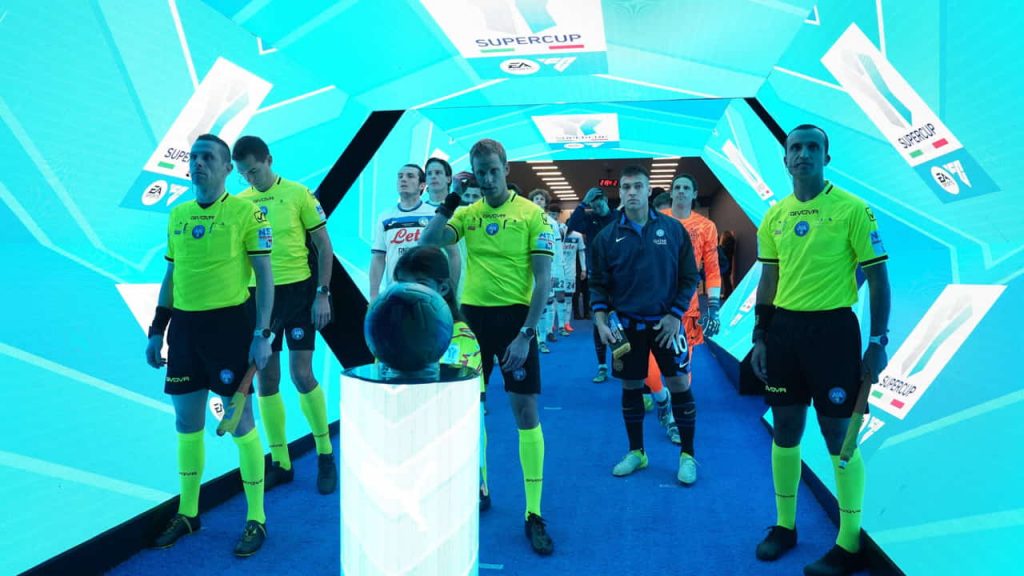 L'arbitro Chiffi e gli assistenti prima dell'ingresso in campo - Foto Lapresse - Interdipendenza.net