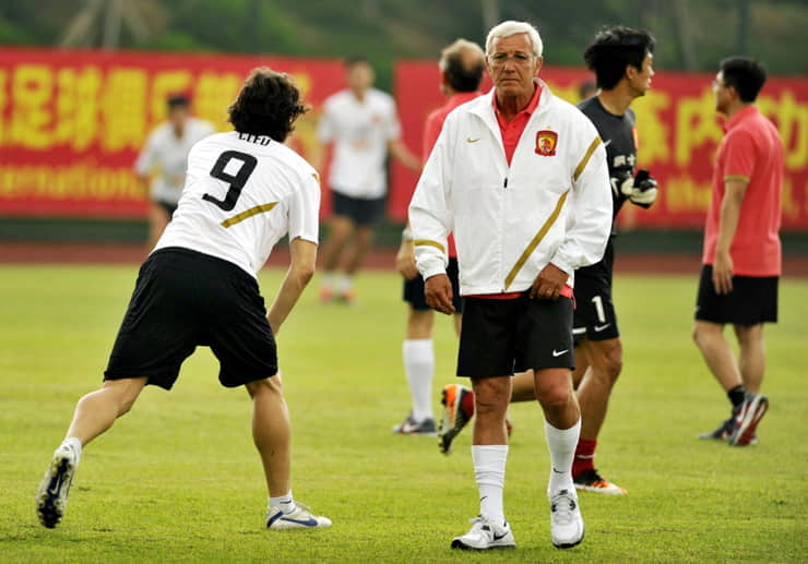 Marcello Lippi durante un allenamento del Guangzhou - Foto Lapresse - Interdipendenza.net