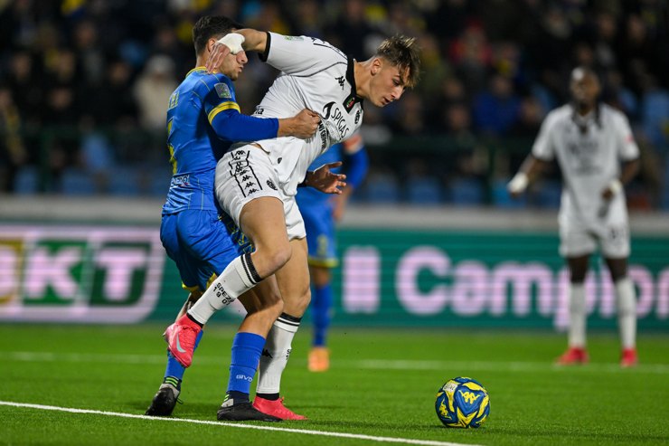 Pio Esposito in campo con la maglia dello Spezia - Foto Lapresse - Interdipendenza.net