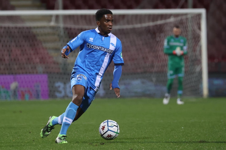 Stephane Omeonga in campo con la maglia del Pescara - Foto Lapresse - Interdipendenza.net