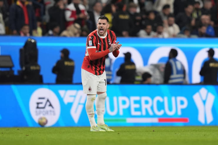 Theo Hernandez in campo con la maglia del Milan - Foto Lapresse - Interdipendenza.net